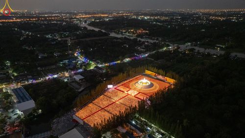 ภาพ No.192769:พิธีจุดประทีปถวายเป็นพุทธบูชา และบูชาธรรมมหาปูชนียาจารย์ ณ อนุสรณ์สถานคลองบางนางแท่น อ.สามพราน จ.นครปฐม ในโครงการธรรมยาตรา กตัญญูบูชา มหาปูชนียาจารย์ พระมงคลเทพมุนี(สด จนฺทสโร) พระผู้ปราบมาร อนุสรณ์สถาน 7 แห่ง ปีที่ 13 วันที่ 10 มกราคม พ.ศ. 2568