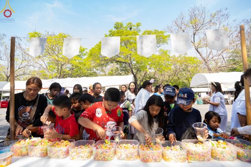 ภาพ No.193998:วัดพระธรรมกาย จัดงานวันเด็กแห่งชาติ ประจำปี พ.ศ.2568 ออกร้านอาหาร 200 ร้าน มอบของขวัญหลายหมื่นชิ้น วันที่ 12 มกราคม พ.ศ. 2568 วัดพระธรรมกาย อ.คลองหลวง จ.ปทุมธานี