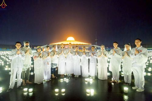 ภาพ No.244342:วันที่ 7 กันยายน พ.ศ. 2568 พิธีจุดประทีป วันครูผู้ค้นพบวิชชาธรรมกาย ณ ลานธรรมฯ และวิหารคด วัดพระธรรมกาย