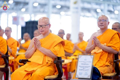 ภาพ No.237573:วันอาทิตย์ที่ 10 สิงหาคม พ.ศ.2568 พิธีมอบใบประกาศเกียรติคุณ โครงการสอบบาลี "ฉลองแชมป์" บูชาธรรม 80 ปี หลวงพ่อธัมมชโย ประจำปี 2568 และ พิธีมอบดวงแก้วสามเณรทรงบาลีไวยากรณ์ ณ สภาธรรมกายสากล วัดพระธรรมกาย ปทุมธานี