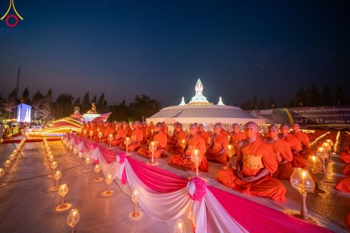 ภาพ No.109707:พิธีจุดประทีปถวายเป็นพุทธบูชา และบูชาธรรมมหาปูชนียาจารย์ วันที่ 10 มกราคม พ.ศ. 2567 ณ อนุสรณ์สถานคลองบางนางแท่น อ.สามพราน จ.นครปฐม
