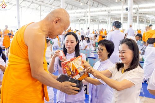 ภาพ No.240531:วันพุธที่ 27 สิงหาคม พ.ศ. 2568 พิธีตักบาตร ในวันธรรมชัย ณ วัดพระธรรมกาย จ.ปทุมธานี
