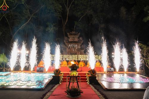 ภาพ No.156513:วัดพุทธบาหลีและวัดพระธรรมกาย จัดปฏิบัติธรรมนานาชาติ 1,151 คนจาก 78 ประเทศ ใน "วันสันติภาพสากล" ณ บาหลี อินโดนีเซีย วันเสาร์ที่ 21 กันยายน พ.ศ. 2567 เวลา 16.00-21.00 น. ณ พิพิธภัณฑ์ ARMA เมืองอูบุด จังหวัดบาหลี ประเทศอินโดนีเซีย