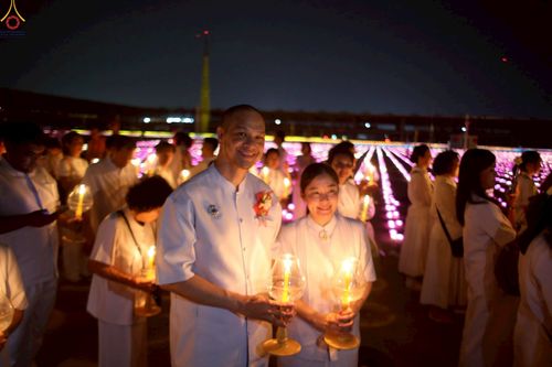 ภาพ No.224095:วันวิสาขบูชา วันอาทิตย์ที่ 11 พฤษภาคม พ.ศ. 2568 พิธีจุดวิสาขประทีป ,  พิธีเวียนประทักษิณรอบพระมหาธรรมกายเจดีย์ , พิธีฉลองชัยสวดมนต์บทธัมมจักกัปปวัตตนสูตร ครบ 7,357,000,000 จบ ณ มหารัตนวิหารคด วัดพระธรรมกาย