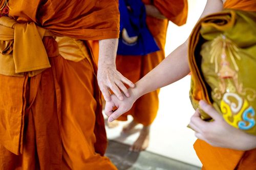 ภาพ No.233901:วันเสาร์ที่ 19 กรกฎาคม พ.ศ.2568 วันมหารำลึก ครั้งที่ 35 พิธีรำลึกถึงนักสร้างบารมี , พิธีสวดพระพุทธมนต์ , พิธีทอดผ้าบังสกุลและถวายไทยธรรม วัดพระธรรมกาย