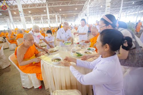ภาพ No.150037:พิธีตักบาตร , พิธีปฎิบัติธรรม , พิธีถวายภัตตาหารเมนูสวรรค์ ในพรรษาแห่งการเข้าถึงธรรม วันธรรมชัย วันอังคารที่ 27 สิงหาคม พ.ศ.2567 ณ สภาธรรมกายสากล วัดพระธรรมกาย