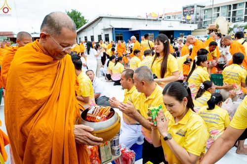 ภาพ No.242019:วันอาทิตย์ที่ 31 สิงหาคม พ.ศ. 2568 พิธีทำบุญแด่คณะสงฆ์ 122 รูป ฉลอง 121 ปี อำเภอคลองหลวง จ.ปทุมธานี เพื่อนำส่งช่วยเหลือคณะสงฆ์ 323 วัด 4 จังหวัดชายแดนภาคใต้ และช่วยเหลือประชาชนจากเหตุปะทะ แนวชายแดนไทย-กัมพูชา ณ บริเวณหน้าที่ว่าการอำเภอคลองหลวง 