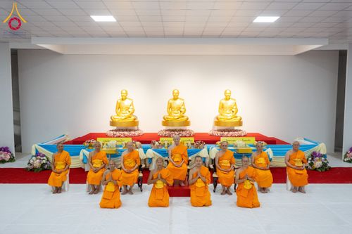 ภาพ No.160933:พิธีเจริญพระพุทธมนต์ และปิดแผ่นทองรูปเหมือน พระเดชพระคุณพระมงคลเทพมุนี (สด จนฺทสโร) พระผู้ปราบมาร จำนวน 3 องค์ วันเสาร์ที่ 5 ตุลาคม พ.ศ. 2567 ณ อาคารปลูกศรัทธา 2 (ชานชลาเดิม) วัดพระธรรมกาย อ.คลองหลวง จ.ปทุมธานี