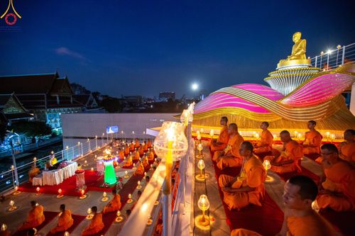 ภาพ No.201703:พิธีจุดประทีปถวายเป็นพุทธบูชา และบูชาธรรมมหาปูชนียาจารย์ ณ อาคารธรรมยาตรา กตัญญูบูชามหาปูชนียาจารย์ ตรงข้ามวัดปากน้ำภาษีเจริญ จ.กรุงเทพมหานคร ในโครงการธรรมยาตรา กตัญญูบูชา มหาปูชนียาจารย์ พระมงคลเทพมุนี(สด จนฺทสโร) พระผู้ปราบมาร อนุสรณ์สถาน 7 แห่ง