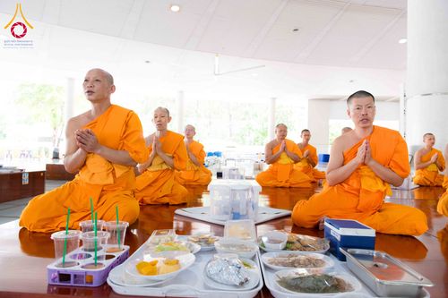 ภาพ No.329948:วันที่ 23 พฤษภาคม พ.ศ. 2569 พิธีถวายภัตตาหารเมนูสวรรค์ เพื่อการบรรลุธรรม ณ หอฉันคุณยายอาจารย์ฯ วัดพระธรรมกาย จังหวัดปทุมธานี
