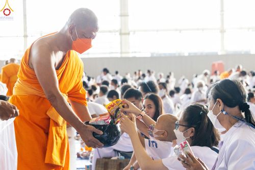ภาพ No.82980:พิธีตักบาตร ณ บ้านแก้วเรือนทองคุณยายอาจารย์ฯ พิธีบูชาข้าวพระ ณ สภาธรรมกายสากล วัดพระธรรมกาย ในวันอาทิตย์ต้นเดือนที่ 2 ก.ค. พ.ศ.2566