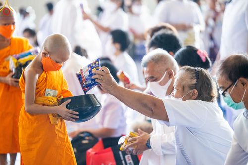 ภาพ No.81510:พิธีตักบาตร ข้าวสารอาหารแห้ง และพิธีบูชาข้าวพระ ณ สภาธรรมกายสากล วัดพระธรรมกาย วันเสาร์ที่ 3 มิถุนายน 2566