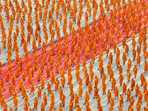 ภาพ No.79129:พิธีอัญเชิญองค์พระบรมพุทธเจ้า 24 องค์ เวียนประทักษิณรอบพระมหาธรรมกายเจดีย์ ณ วัดพระธรรมกาย  วันที่ 2 เมษายน พ.ศ. 2566