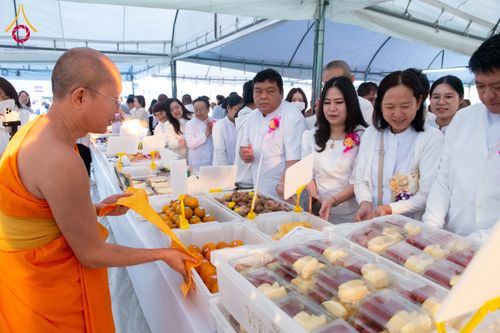 ภาพ No.291393:วันที่ 10 มกราคม พ.ศ. 2569 พิธีถวายภัตตาหารเป็นสังฆทาน แด่พระธรรมยาตรา ณ อนุสรณ์สถานคลองบางนางแท่น อ.สามพราน จ.นครปฐม ในโครงการธรรมยาตรา กตัญญูบูชา มหาปูชนียาจารย์ พระมงคลเทพมุนี(สด จนฺทสโร) พระผู้ปราบมาร อนุสรณ์สถาน 7 แห่ง ปีที่ 14