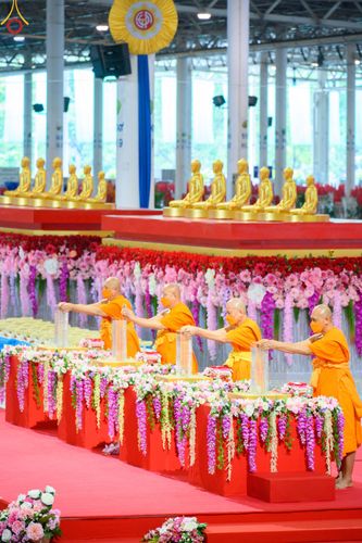 ภาพ No.79017:พิธีวางแผ่นจารึกชื่อ และพิธีวางพวงมาลัยสักการะพระบรมพุทธเจ้า ณ สภาธรรมกายสากล วัดพระธรรมกาย วันที่ 2 เมษายน พ.ศ. 2566