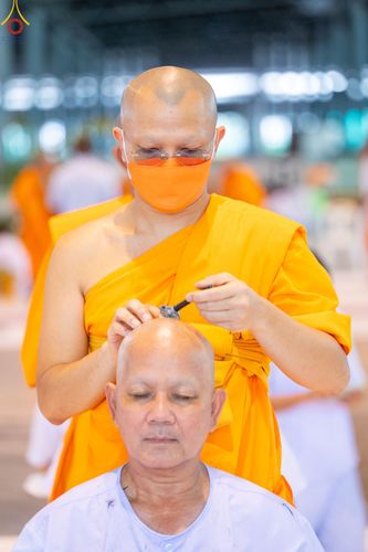 ภาพ No.83592:พิธีตัดปอยผมและปลงผม ในโครงการบรรพชาอุปสมบทหมู่ ธรรมทายาทรุ่นเข้าพรรษา ณ วัดพระธรรมกาย วันอาทิตย์ที่ 16 กรกฎาคม พ.ศ.2566