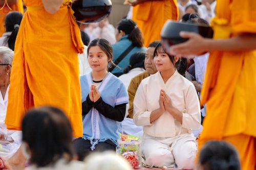 ภาพ No.302663:วันที่ 24 มกราคม พ.ศ. 2569 พิธีตักบาตรพระธรรมยาตรา(ภาพชุดที่ 2) ณ อนุสรณ์สถานลำดับที่ 5 สถานที่เผยแผ่วิชชาธรรมกายครั้งแรก อนุสรณ์สถานบางปลา วัดบางปลา อำเภอบางเลน จังหวัดนครปฐม ในโครงการธรรมยาตรา กตัญญูบูชา มหาปูชนียาจารย์ พระมงคลเทพมุนี(สด จนฺทสโร) พระผู