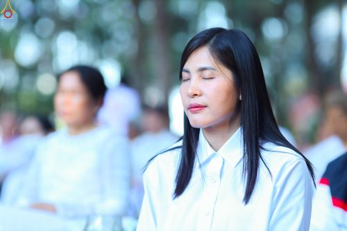 ภาพ No.290035:วันที่ 6 มกราคม พ.ศ. 2569 พิธีจุดประทีปถวายเป็นพุทธบูชา และบูชาธรรมมหาปูชนียาจารย์ (ภาพชุดที่ 2) ณ อนุสรณ์สถานมหาวิหารพระมงคลเทพมุนี (โลตัสแลนด์) อ.สองพี่น้อง จ.สุพรรณบุรี ในโครงการธรรมยาตรา กตัญญูบูชา มหาปูชนียาจารย์ พระมงคลเทพมุนี(สด จนฺทสโร) พระผู้ปรา