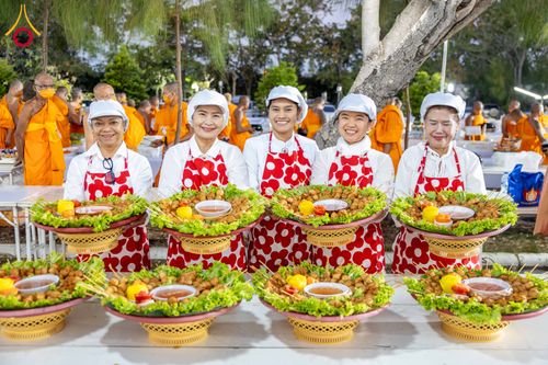 ภาพ No.288269:วันที่ 5 มกราคม พ.ศ. 2569 พิธีถวายภัตตาหารเป็นสังฆทาน แด่พระธรรมยาตรา ในโครงการธรรมยาตรา กตัญญูบูชา มหาปูชนียาจารย์ พระมงคลเทพมุนี(สด จนฺทสโร) พระผู้ปราบมาร อนุสรณ์สถาน 7 แห่ง ปีที่ 14 ณ อนุสรณ์สถานมหาวิหารพระมงคลเทพมุนี (โลตัสแลนด์) อ.สองพี่น้อง จ.สุพรร