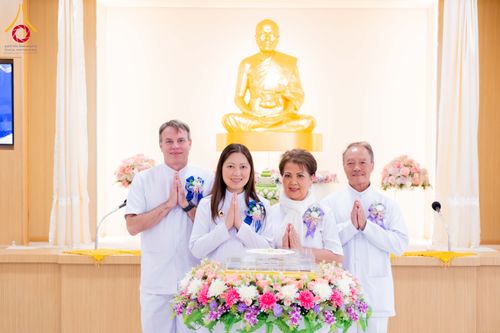 ภาพ No.319170:วันที่ 29 มีนาคม พ.ศ.2569 พิธีอัญเชิญรูปหล่อพระมงคลเทพมุนี (สด จนฺทสโร) ประดิษฐาน ณ ห้องปฏิบัติธรรม “มงคลรัตนโชติ”  วัดพระธรรมกายชิคาโก ประเทศสหรัฐอเมริกา