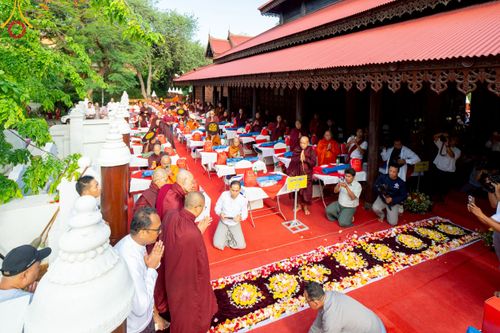 ภาพ No.220065:วันพุธที่ 16 เมษายน พ.ศ. 2568 วัดพระธรรมกายถวายมหาสังฆทาน มอบสิ่งของและทุนทรัพย์กว่า 4 ล้านบาท บรรเทาทุกข์ 181 วัดแผ่นดินไหวเมียนมา