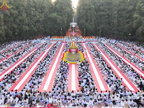 ภาพ No.190183:พิธีตักบาตรพระธรรมยาตรา ณ อนุสรณ์สถานลำดับที่ 1 สถานที่เกิดด้วยรูปกายเนื้อ อนุสรณ์สถานมหาวิหารพระมงคลเทพมุนี (โลตัสแลนด์) อ.สองพี่น้อง จ.สุพรรณบุรี ในโครงการธรรมยาตรา กตัญญูบูชา มหาปูชนียาจารย์ พระมงคลเทพมุนี(สด จนฺทสโร) พระผู้ปราบมาร อนุสรณ์สถาน 7 แห่ง 