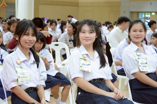 ภาพ No.245878:วันเสาร์ที่ 13 กันยายน พ.ศ. 2568 พิธีมอบผ้าไตรประธานกฐินสัมฤทธิ์เด็กดี V-Star ณ สภาธรรมกายสากล วัดพระธรรมกาย