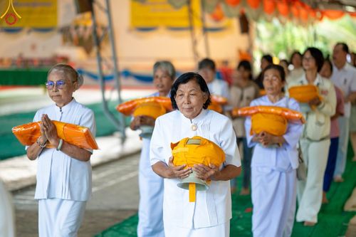 ภาพ No.101298:พิธีบรรพชาธรรมทายาท ในโครงการอุปสมบทบูชาธรรม มหาปูชนียาจารย์ พ.ศ. 2566 ณ วัดท่าสุวรรณ จ.ราชบุรี วันที่ 6 ธันวาคม พ.ศ. 2566