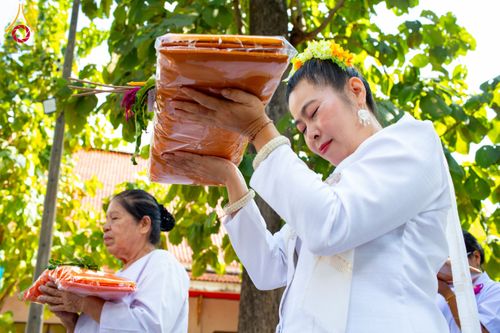 ภาพ No.173359:พิธีทอดกฐิน วัดทาป่าสัก จ.ลำพูน ในโครงการกฐินสามัคคีทั่วไทย 30,000 วัด บูชาธรรม 80 ปี หลวงพ่อธัมมชโย โดยคณะศิษยานุศิษย์วัดพระธรรมกาย วันที่ 3 พฤศจิกายน พ.ศ. 2567