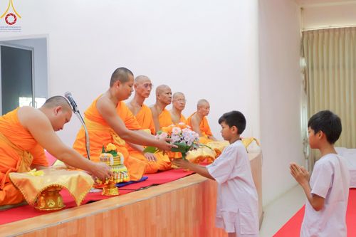 ภาพ No.216148:วันเสาร์ที่ 5 เมษายน พ.ศ. 2568 พิธีตัดปอยผม พิธีขอขมาผู้ปกครอง พิธีขอขมามอบผ้าไตร พิธีบรรพชา พิธีถวายบาตรสามเณร ณ ศูนย์ปฏิบัติธรรมและศูนย์อบรมเยาวชนเพชรบุรี ต.ท่าแลง อ.ท่ายาง จ.เพชรบุรี