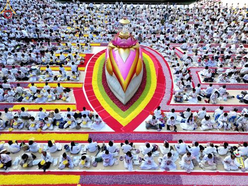 ภาพ No.188721:พิธีต้อนรับพระธรรมยาตรา ในโครงการธรรมยาตรา กตัญญูบูชา มหาปูชนียาจารย์ พระมงคลเทพมุนี(สด จนฺทสโร) พระผู้ปราบมาร อนุสรณ์สถาน 7 แห่ง ปีที่ 13 วันที่ 3 มกราคม พ.ศ. 2568 ณ อนุสรณ์สถานมหาวิหารพระมงคลเทพมุนี (โลตัสแลนด์) อ.สองพี่น้อง จ.สุพรรณบุรี
