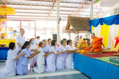 ภาพ No.176468:พิธีทอดกฐิน ณ วัดแก้วกระจ่าง ต.สีบัวทอง อ.แสวงหา จ.อ่างทอง ในโครงการกฐินสามัคคีทั่วไทย 30,000 วัด บูชาธรรม 80 ปี หลวงพ่อธัมมชโย โดยคณะศิษยานุศิษย์วัดพระธรรมกาย วันที่ 27 ตุลาคม พ.ศ. 2567