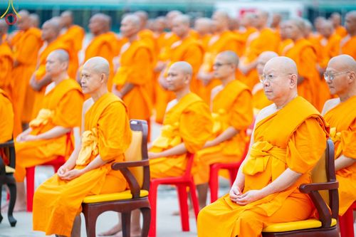 ภาพ No.182096:พระธรรมทายาทร่วมปฎิบัติธรรม รับฟังโอวาทจากหลวงพ่อทัตตชีโว และถ่ายภาพหมู่ประวัติศาสตร์ ณ ลานธรรมพระมหาธรรมกายเจดีย์  วัดพระธรรมกาย ในโครงการอุปสมบท บูชาธรรมมหาปูชนียาจารย์ วันที่ 13 ธันวาคม พ.ศ. 2567