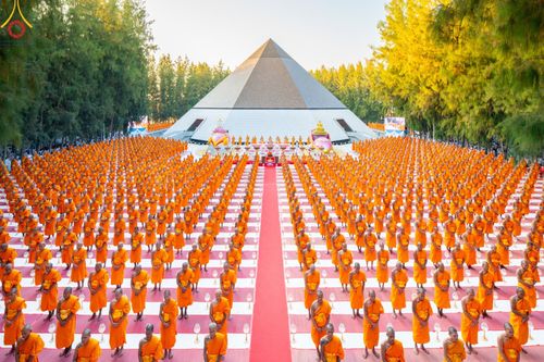 ภาพ No.190069:พิธีจุดประทีปถวายเป็นพุทธบูชา และบูชาธรรมมหาปูชนียาจารย์ ณ อนุสรณ์สถานมหาวิหารพระมงคลเทพมุนี (โลตัสแลนด์) อ.สองพี่น้อง จ.สุพรรณบุรี ในโครงการธรรมยาตรา กตัญญูบูชา มหาปูชนียาจารย์ พระมงคลเทพมุนี(สด จนฺทสโร) พระผู้ปราบมาร อนุสรณ์สถาน 7 แห่ง ปีที่ 13