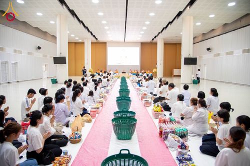 ภาพ No.60737:พิธีตักบาตรพระภิกษุสามเณร ธรรมทายาทระดับอุดมศึกษา วันเสาร์ที่ 20 เมษายน พ.ศ. 2567 ณ ห้องปฎิบัติธรรม ชั้นลอย มหารัตนวิหารคด 13 วัดพระธรรมกาย จ.ปทุมธานี