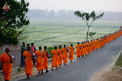 ภาพ No.76345:คณะสงฆ์และสามเณรบิณฑบาต ประเทศบังกลาเทศ วันที่ 11 กุมภาพันธ์ พ.ศ. 2566