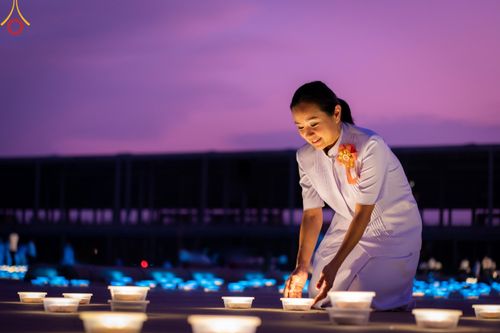 ภาพ No.59840:คณะสงฆ์และสาธุชนร่วมใจกัน สวดมนต์บทธัมมจักกัปปวัตนสูตร ครบ 6,315,808,080 จบ และจุดประทีปแปรอักษร ถวายเป็นพุทธบูชา เนื่องในวาระ "ฉลองอายุวัฒนมงคล 80 ปี หลวงพ่อธัมมชโย" ณ ลานธรรม มหารัตนวิหารคด วัดพระธรรมกาย