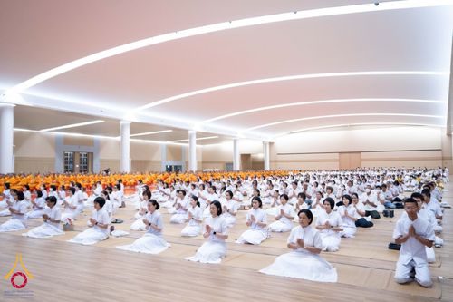 ภาพ No.145986:พิธีเจริญพระพุทธมนต์ ปฏิบัติธรรมเจริญสมาธิภาวนา เพื่อถวายเป็นพระราชกุศล แด่พระบาทสมเด็จพระเจ้าอยู่หัว เนื่องในโอกาสพระราชพิธีมหามงคล เฉลิมพระชนมพรรษา 6 รอบ 28 กรกฎาคม 2567 วันอาทิตย์ที่ 28 กรกฎาคม พ.ศ. 2567  ณ ห้องแก้วสารพัดนึก 2 สภาธรรมกายสากล