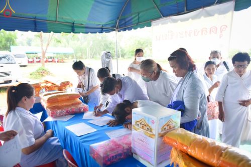 ภาพ No.146531:พิธีทอดผ้าป่าสร้างหลังคาอาคาร 80 ปี หลวงพ่อธัมมชโย ณ ศูนย์ปฎิบัติธรรมวิหารแดง จังหวัดสระบุรี วันอาทิตย์ที่ 28 กรกฎาคม พ.ศ. 2567