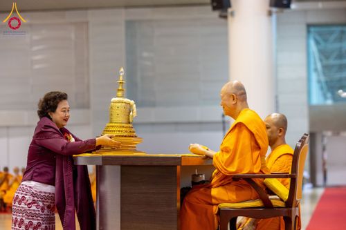ภาพ No.209602:วันอาทิตย์ที่ 2 มีนาคม พ.ศ. 2568 พิธีภาคบ่าย สัมมนาพิเศษ, ปฏิบัติธรรม พิธีรับมอบพระบรมสารีริกธาตุ ณ สภาธรรมกายสากล วัดพระธรรมกาย