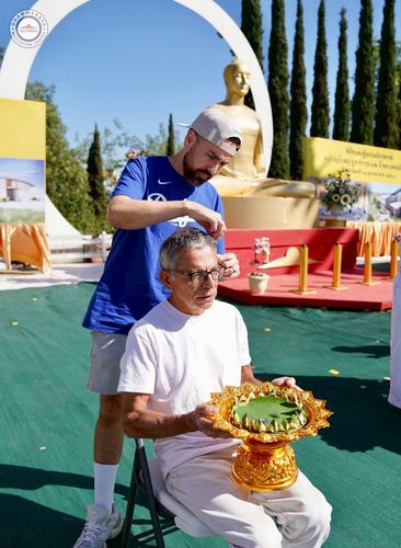 ภาพ No.252198:วันที่ 4-5 ตุลาคม พ.ศ. 2568  วัดพระธรรมกายแคลิฟอร์เนีย ประเทศสหรัฐอเมริกา ได้จัดพิธีตัดปอยผม โดยคณะสงฆ์ ญาติ ๆ และสาธุชน ให้กับนาคธรรมทายาท 8 ท่าน และได้จัดพิธีบรรพชา-อุปสมบท ฉลองพิธีทอดกฐินบรมจักรพรรดิ สร้างอุโบสถ 82 ปี บูชาธรรมหลวงพ่อธัมมชโย