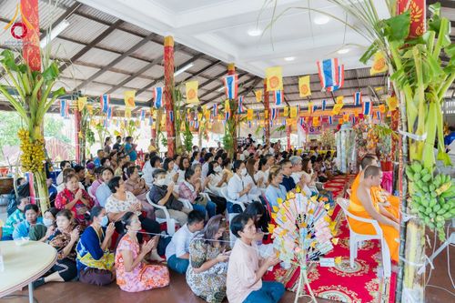 ภาพ No.182448:พิธีทอดกฐิน ณ วัดโปรยฝน จ.ปทุมธานี ในโครงการทอดกฐินสามัคคีทั่วไทย 30,000 วัด บูชาธรรม 80 ปี หลวงพ่อธัมมชโย โดยคณะศิษยานุศิษย์วัดพระธรรมกาย วันที่ 9 พฤศจิกายน พ.ศ. 2567