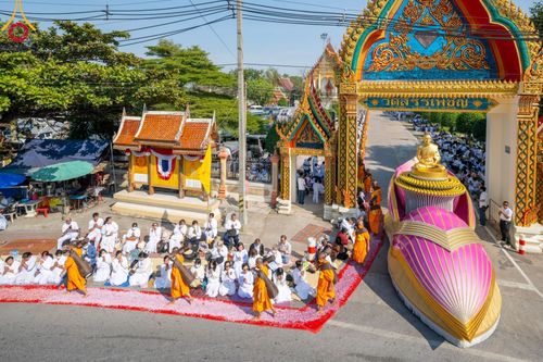ภาพ No.107822:พิธีต้อนรับพระธรรมยาตรา ในโครงการธรรมยาตรากตัญญูบูชา มหาปูชนียาจารย์ พระมงคลเทพมุนี(สด จนฺทสโร) พระผู้ปราบมาร อนุสรณ์สถาน 7 แห่ง ปีที่ 12 วันที่ 7 มกราคม พ.ศ. 2567 ณ อนุสรณ์สถานคลองบางนางแท่น  อ.สามพราน จ.นครปฐม