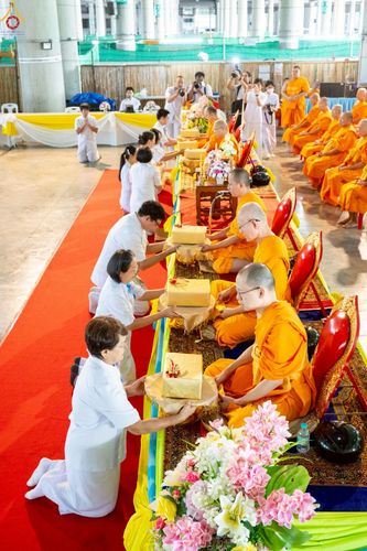 ภาพ No.229602:วันอาทิตย์ที่ 22 มิถุนายน พ.ศ. 2568 พิธีตักบาตรฉลองพระบวชใหม่ โครงการอุปสมบทหมู่ผู้บริหารรุ่นที่ 15 ณ วิหารคด วัดพระธรรมกาย