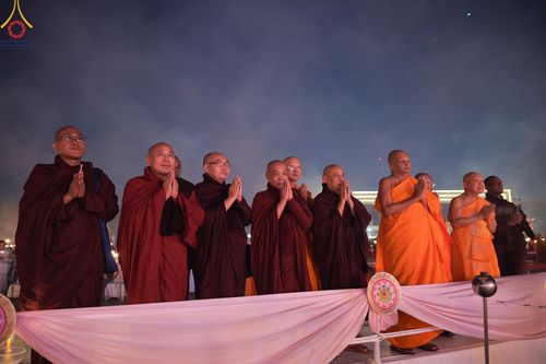 ภาพ No.124976:พิธีเวียนประทักษิณและจุดมาฆประทีป (ชุดที่ 2) ในวันมาฆบูชา เสาร์ที่ 24 กุมภาพันธ์ พ.ศ. 2567 ณ พระมหาธรรมกายเจดีย์ วัดพระธรรมกาย