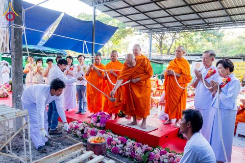 ภาพ No.62339:คณะศิษยานุศิษย์รวมใจสถาปนาและสมโภช ธรรมจักร เพื่ออัญเชิญประดิษฐาน ณ ยอดอุโบสถ 80 ปี หลวงพ่อธัมมชโย วัดพระธรรมกายนิวเจอร์ซี ประเทศสหรัฐอเมริกา  วันอาทิตย์ที่ 7 เมษายน พ.ศ. 2567