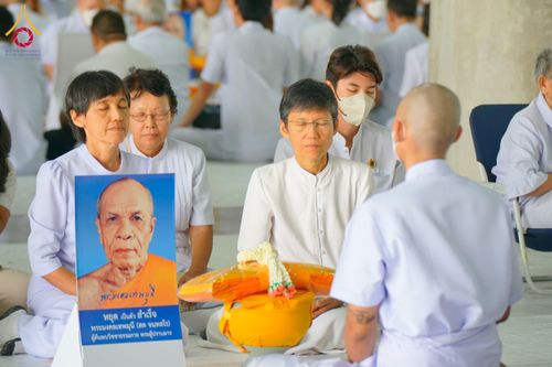 ภาพ No.62692:พิธีขอขมามอบผ้าไตร ในโครงการอุปสมบทหมู่ บูชาธรรมหลวงพ่อธัมมชโย พ.ศ.2567  โครงการอุปสมบทหมู่ธรรมทายาท ระดับอุดมศึกษา รุ่นที่51 (ภาคฤดูร้อน) โครงการบวชพระนานาชาติ AEC และ WAB รุ่นผู้บริหาร(รุ่นที่2) ณ ลานธรรม พระมหาธรรมกายเจดีย์ วันที่ 13 เมษายน พ.ศ. 2567