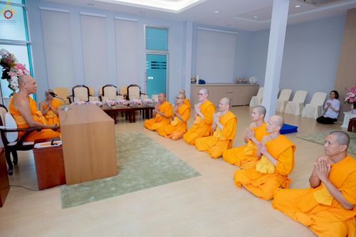 ภาพ No.246329:วันที่ 8 กันยายน พ.ศ. 2568 พระครูปลัดรัตนวีรวัฒน์ (รังสฤษดิ์ อิทฺธิจินฺตโก) เจ้าอาวาสวัดพระธรรมกาย เป็นประธานมอบพระบรมสารีริกธาตุ แก่ศูนย์ส่งเสริมศีลธรรมภายในประเทศ และวัดสาขาต่างประเทศ จำนวน 8 แห่ง