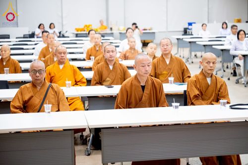 ภาพ No.222904:วันที่ 23 เมษายน พ.ศ. 2568 หลวงพ่อทัตตชีโวต้อนรับคณะสงฆ์จีน ณ อาคาร 100 ปี คุณยายมหารัตนอุบาสิกาจันทร์ ขนนกยูง วัดพระธรรมกาย