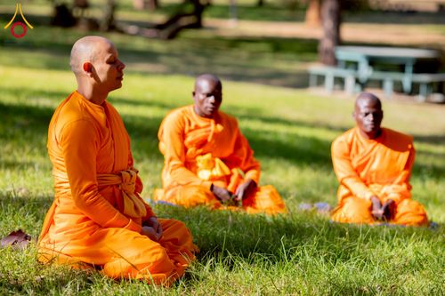 ภาพ No.232960:วันอาทิตย์ 29 มิถุนายน พ.ศ. 2568 กิจกรรมอบรมธรรมทายาทแอฟริกาใต้  ปฏิบัติธรรมสร้างสันติสุขภายใน แสงแห่งพุทธธรรมสู่แผ่นดินแอฟริกาใต้ ณ บริเวณหน้าวัดพระธรรมกายโจฮันเนสเบิร์ก